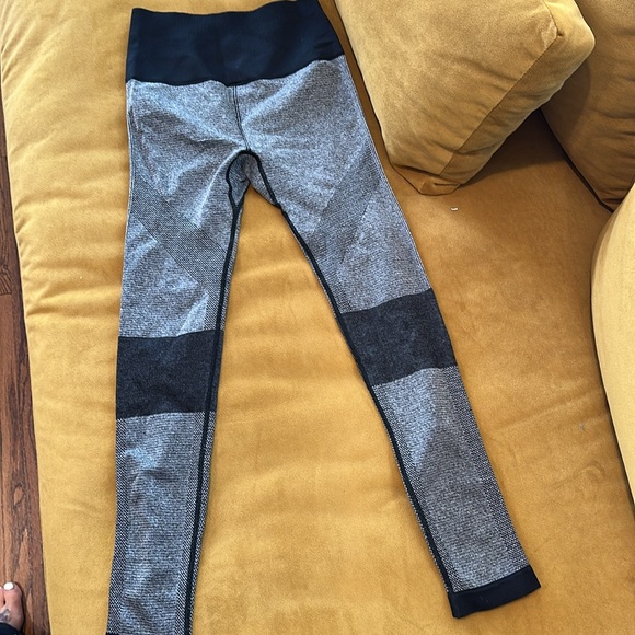 She works out!Love these Black Gray And White leggings by electric Yoga Sz Xs/s👌 - Picture 3 of 3